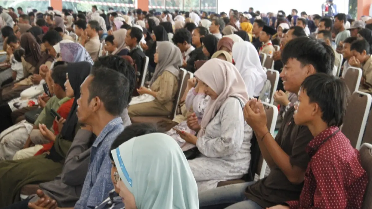 ANTUSIAS: Para siswa ditemani orang tua ikuti prosesi daftar ulang SR, pada Jumat (31/7).&nbsp;(FIKRI THOHARUDIN/RADAR KUDUS)&nbsp;