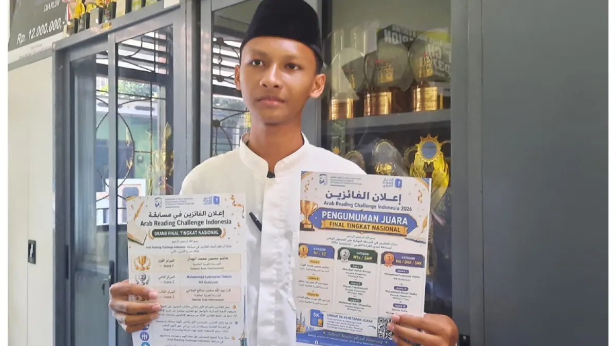 BERPRESTASI: Muhammad Luqmanul Hakim murid MA Qudsiyyah Kudus memperlihatkan prestasi yang diraihnya ajang bergengsi Arabic Reading Challenge (ARC) 2026 tingkat internasional di sekolah. (INDAH SUSANTI/RADAR KUDUS)