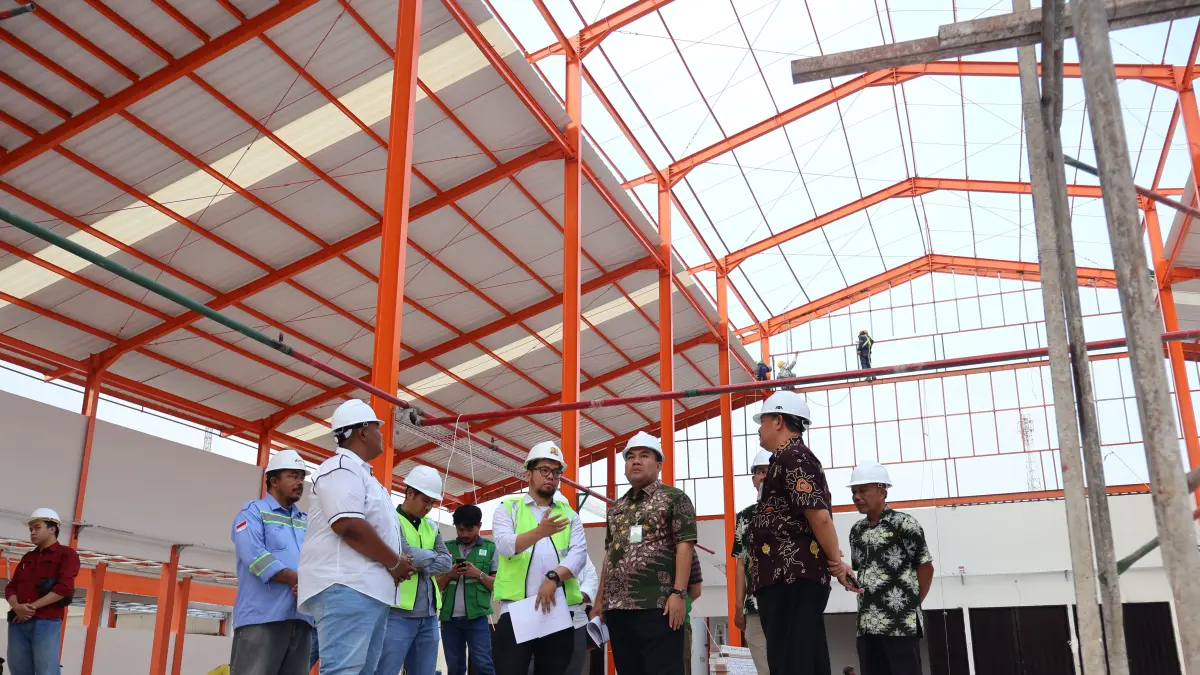 CEK: Bupati Blora Arief Rohman saat mengecek progres pembangunan Pasar Ngawen, Kamis (30/07). 