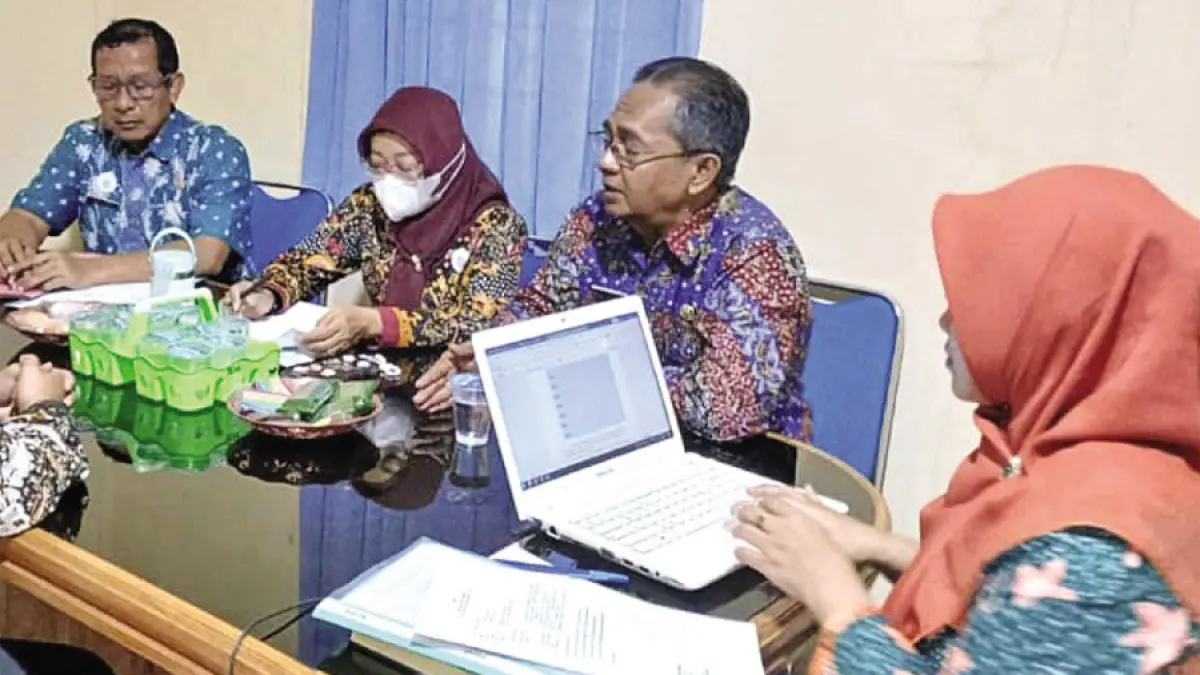 DIPERIKSA: Tim adhoc memeriksa pegawai terduga pelanggaran disiplin tidak masuk kerja tanpa keterangan. (BKD REMBANG UNTUK RADAR KUDUS)