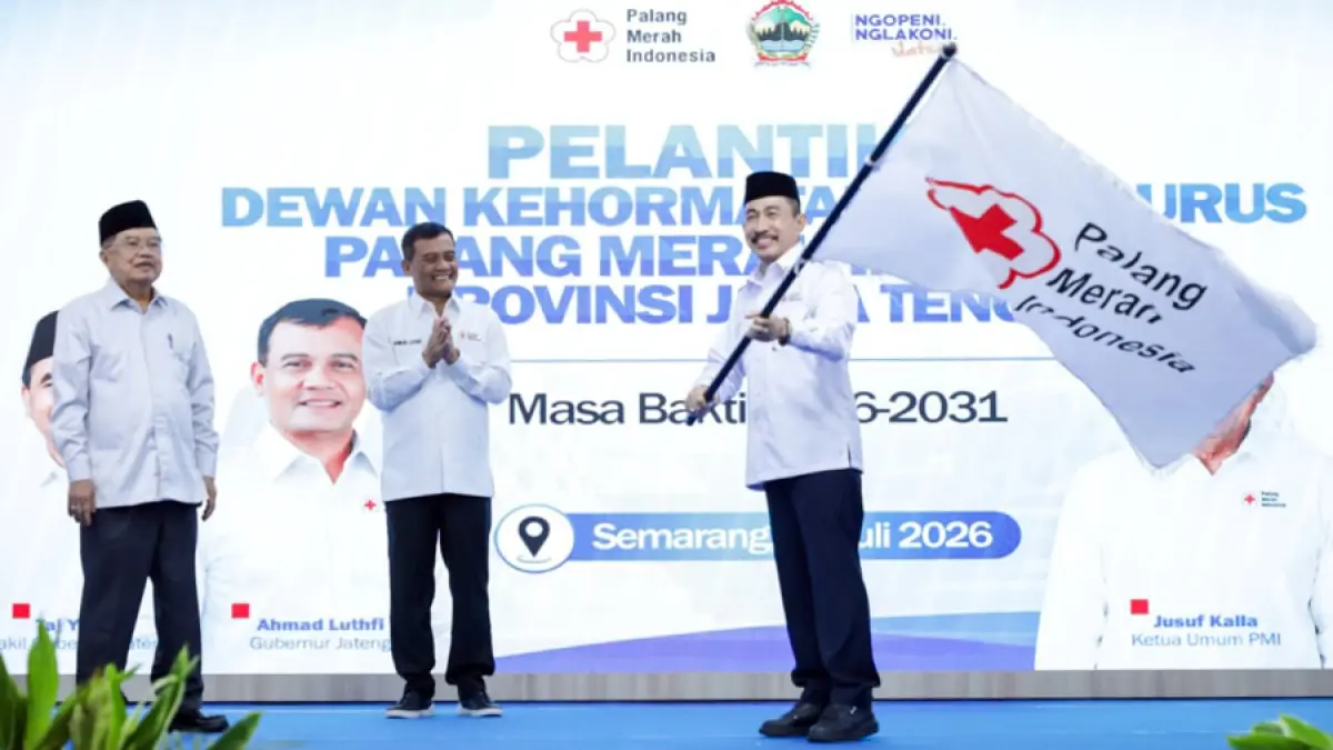 Ketua Umum PMI Jusuf Kalla (kiri) melantik Ahmad Luthfi (tengah) sebagai Pelindung PMI Jawa Tengah, anggota DPR RI, Haryanto (kanan) dilantik sebagai Ketua PMI Jawa Tengah.