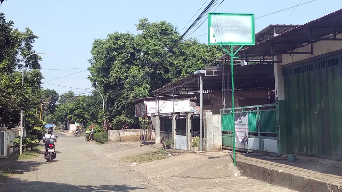 LEWAT: Warga setempat melintasi sekolahan Ndholo Kusumo Tlogowungu belum lama ini. (ANDRE FAIDHIL FALAH/RADAR KUDUS)