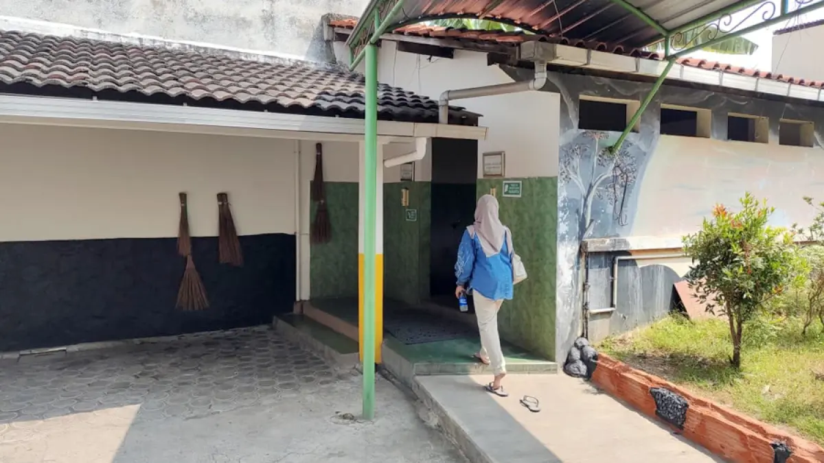 MERESAHKAN: Ibu korban menunjukkan lokasi dugaan asusila di kamar mandi masjid di Kecamatan Jati, Kudus. (GALIH ERLAMBANG W/ Radar Kudus)