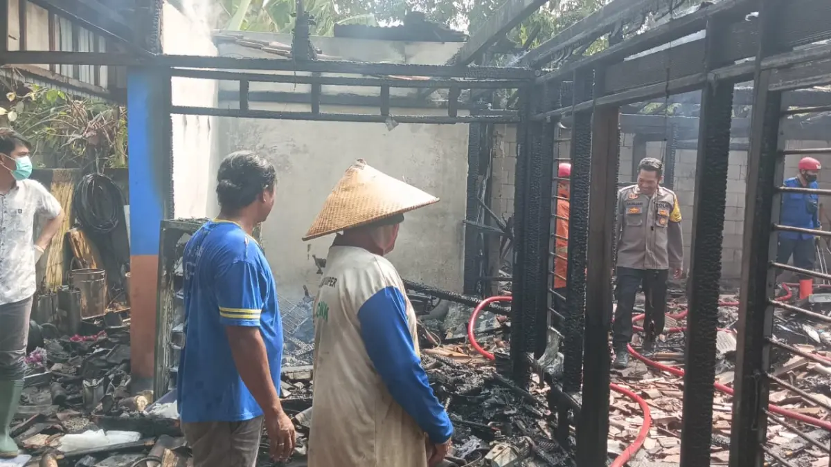 OLAH TKP – Polsek Brati lakukan olah TKP di rumah warga Desa Tanggungharjo Kecamatan Brati, Jumat (31/7). 