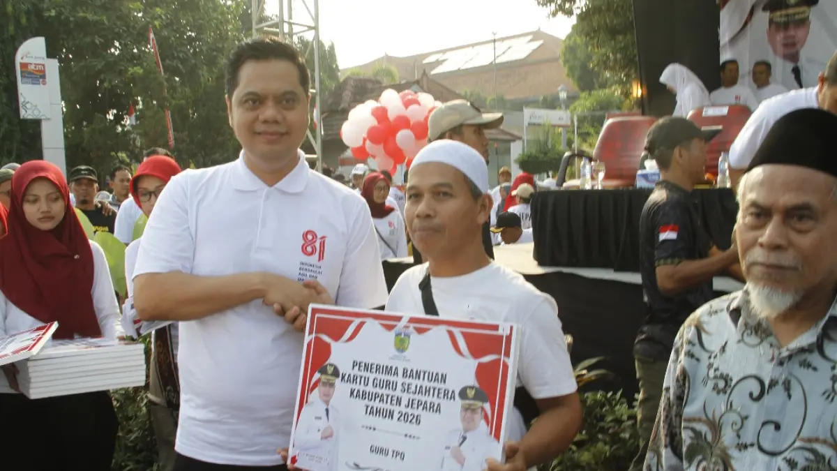 PEDULI: Bupati Jepara Witiarso Utomo menyerahkan secara simbolis Kartu Guru Sejahtera di Tugu Pancasila Kawasan Alun-alun Jepara I, pada Jumat (31/7).