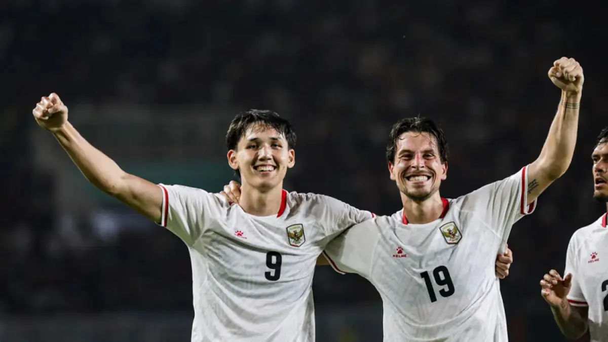 Pemain Timnas Indonesia Mitchel Bakker (kiri) dan Tom Haye. (Salman Toyibi/Jawa Pos)