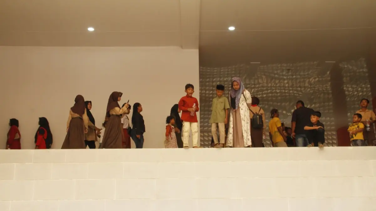 PENASARAN: Sejumlah siswa sekolah rakyat ditemani orang tua menilik area ruang belajarnya yang berada di Kompleks SR Terpadu di Desa Suwawal Timur, Kecamatan Pakis Aji, pada Jumat (31/7). (FIKRI THOHARUDIN/RADAR KUDUS)