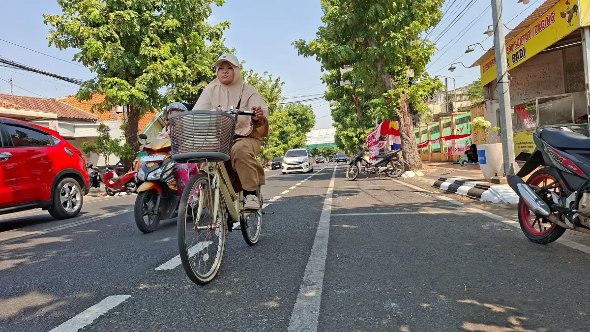 PERJALANAN: Pengguna jalan berjalan sesuai jalur yang disediakan di Jalan Jenderal Soedirman, Kamis (30/7). (ANDIKA TRISNA SAPUTRA/RADAR KUDUS)