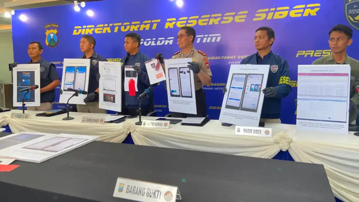 Polda Jatim berhasil menangkap hacker asal Demak, Jawa Tengah, yang diduga meretas 1.830 website untuk iklan judi online. (Humas Polda Jatim)