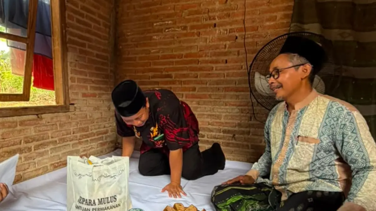 SEDERHANA: Penerima Kartu Guru Sejahtera Ustaz Choirun Nuha (kanan) saat ditemui di rumahnya di Desa Tegalsambi, Kecamatan Tahunan, Jepara.