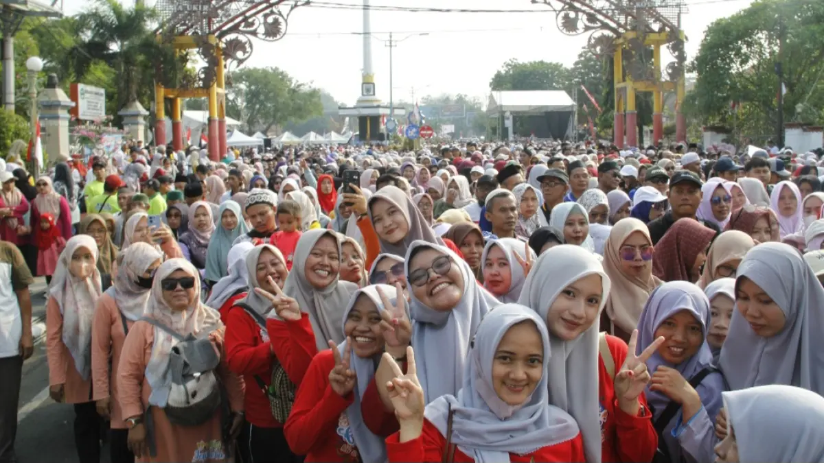 SUMRINGAH: Ribuan guru TPQ, Madin, Ponpes, PKBM hingga Sekolah Minggu di Jepara ikuti jalan sehat dalam rangka Launching Kartu Guru Sejahtera dan peringatan HUT ke-81 RI pada Jumat (31/7). (FIKRI THOHARUDIN/RADAR KUDUS)