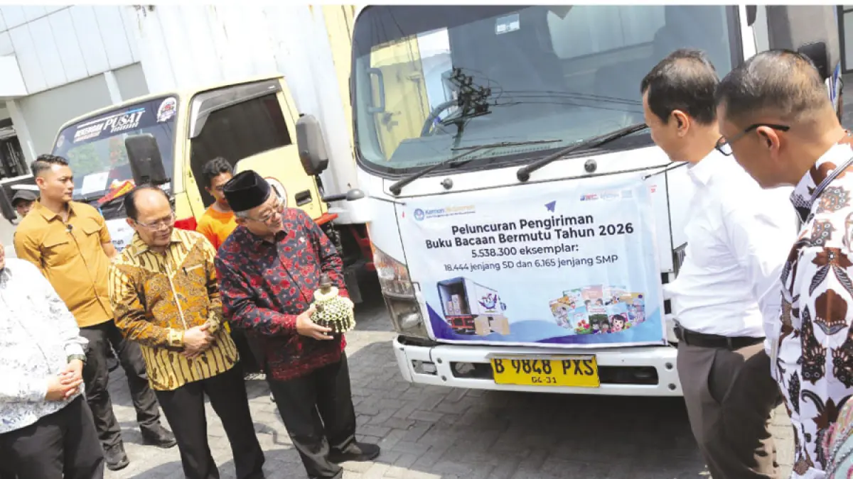 01.inddUNTUK SISWA: Mendikdasmen Abdul Mu’ti (pegang kendi) melepas pengiriman 5,5 juta buku bacaan di Kudus untuk sekolah seluruh Indonesia. (GALIH ERLAMBANG W/RADAR KUDUS)