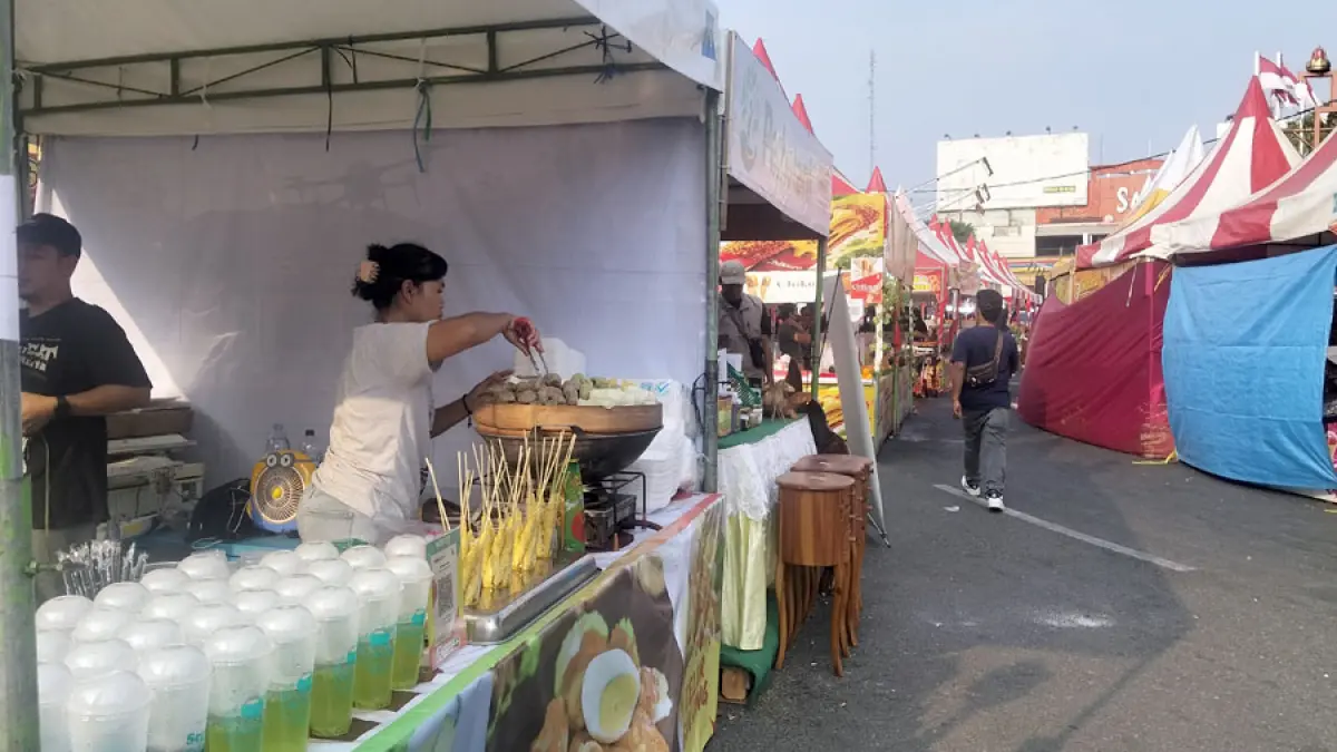 ANGKAT POTENSI EKONOMI: Stan UMKM berjejer untuk meramaikan Hari Jadi ke-703 Pati di Alun-alun Pati kemarin. (ANDRE FAIDHIL FALAH/RADAR KUDUS)