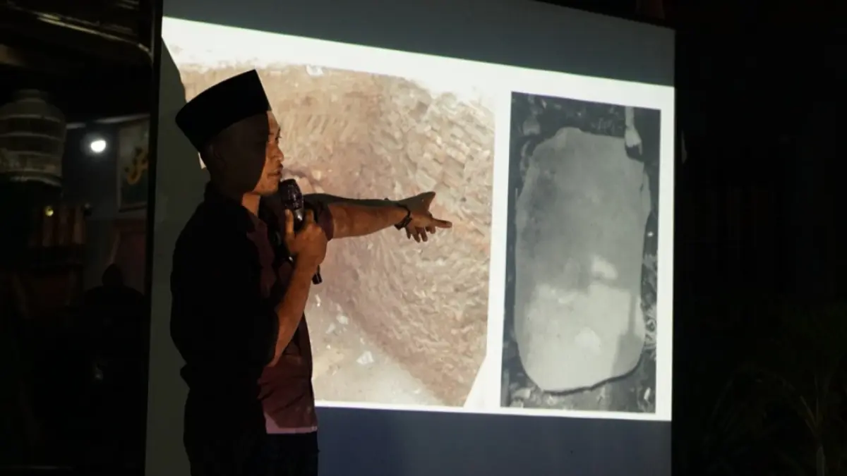 ARSIP: Hisyam Maliki menunjukkan gorong-gorong dengan struktur bata kuno di bawah Masjid Al Makmur Kriyan. (PP NAILUN NAJAH UNTUK RADAR KUDUS)&nbsp;