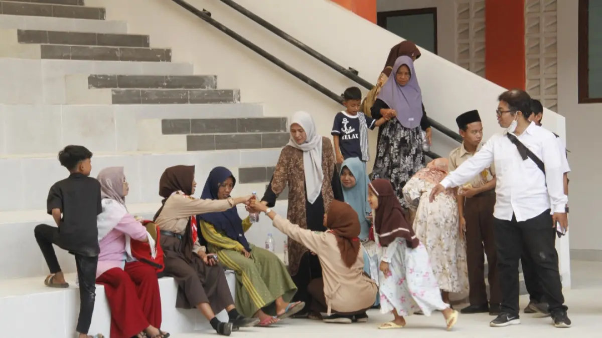 BERTUKAR SAPA: Para orang tua dan siswa SR saling bertegur sapa saat menilik lokasi gedung SR Terpadu di Desa Suwawal Timur Kecamatan Pakis Aji pada Jumat (31/7). (FIKRI THOHARUDIN/RADAR KUDUS)