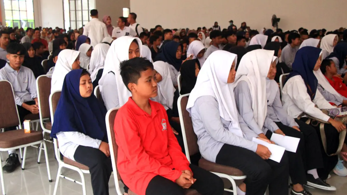 DENGARKAN ARAHAN: Peserta didik SR Rembang jenjang SD sempat terharu hingga menangis saat launching MPLS di aula gedung SR Rembang kemarin. (WISNU AJI/RADAR KUDUS)