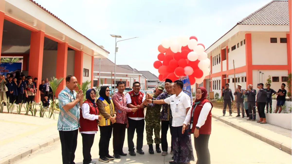 DILAUNCHING: Suasana pembukaan MPLS perdana SR di Kaliombo, Sulang ditandai pelepasan balon. (WISNU AJI/RADAR KUDUS)