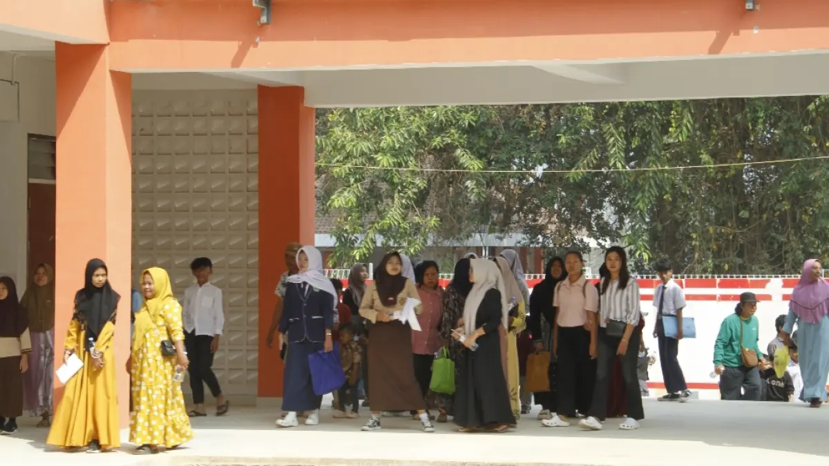 SEKOLAH BERASRAMA: Para orang tua siswa Sekolah Rakyat menemani murid meninjau gedung SR Terpadu yang berada di Desa Suwawal Timur Kecamatan Pakis Aji pada Jumat (31/7). (FIKRI THOHARUDIN/RADA@R KUDUS)
