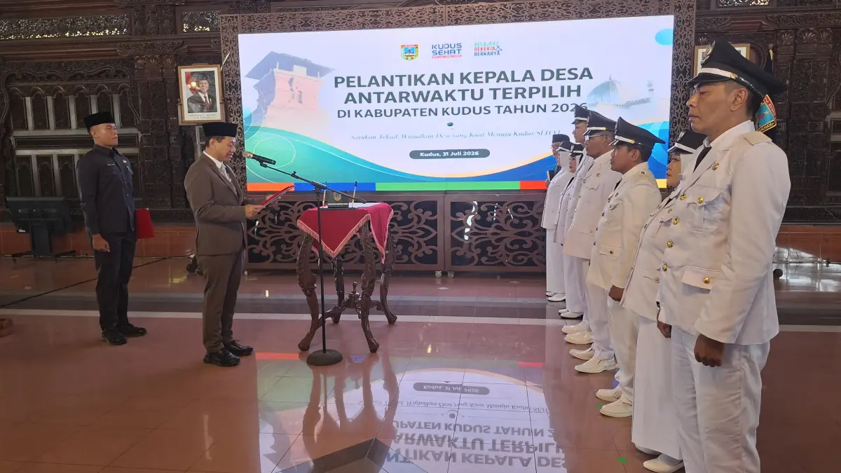 SUMPAH: Bupati Kudus Sam’ani Intakoris menyumpah jabatan kepada tujuh Kades Antarwaktu  di Pendapa Kabupaten Kudus, Jumat (31/7). (ANDIKA TRISNA SAPUTRA/RADAR KUDUS)