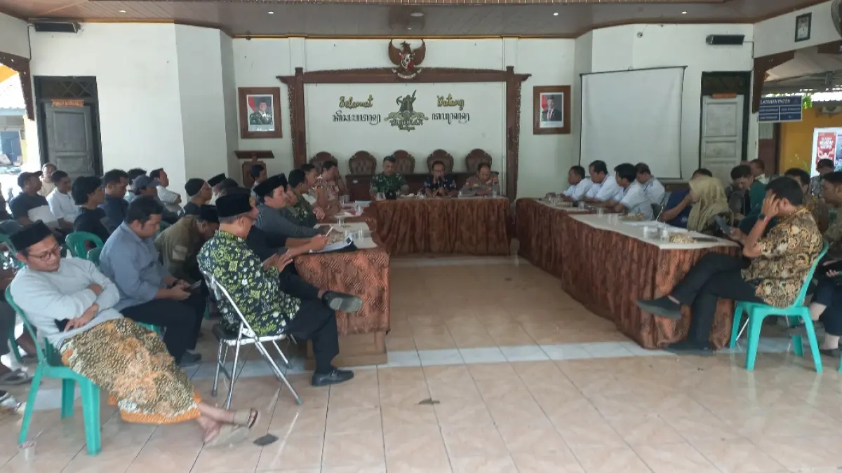 TEGANG: Proses rapat koordinasi di Kecamatan Tahunan pada Kamis (30/7) berlangsung panas. (FIKRI THOHARUDIN/RADAR KUDUS)&nbsp;