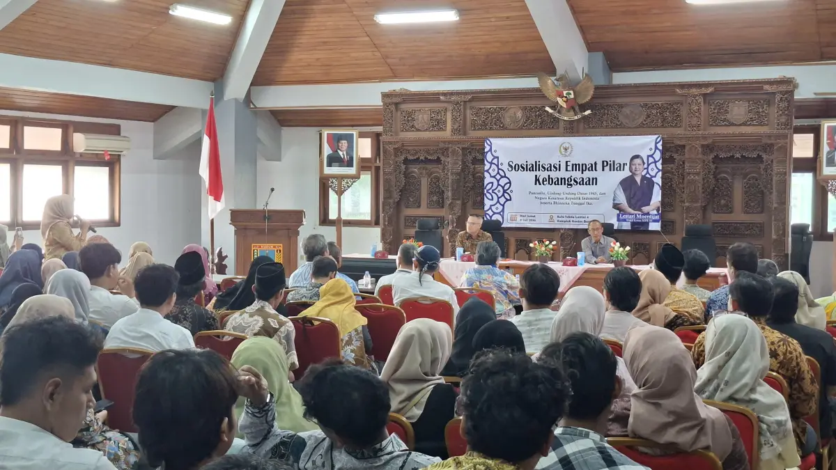 DISKUSI: Wakil Ketua MPR RI sekaligus Anggota DPR RI Komisi X, Lestari Moerdijat diskusi bersama audiens dan tamu undangan yang hadir di Sosialisasi Empat Pilar yang digelar di Gedung Setda Kudus lantai empat, Jumat (31/7). (ANDIKA TRISNA SAPUTRA/RADAR KUDUS)