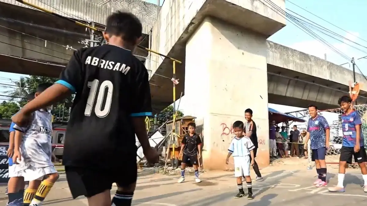 Anak-anak yang bermain bola pada Liga Aspal di Menteng.