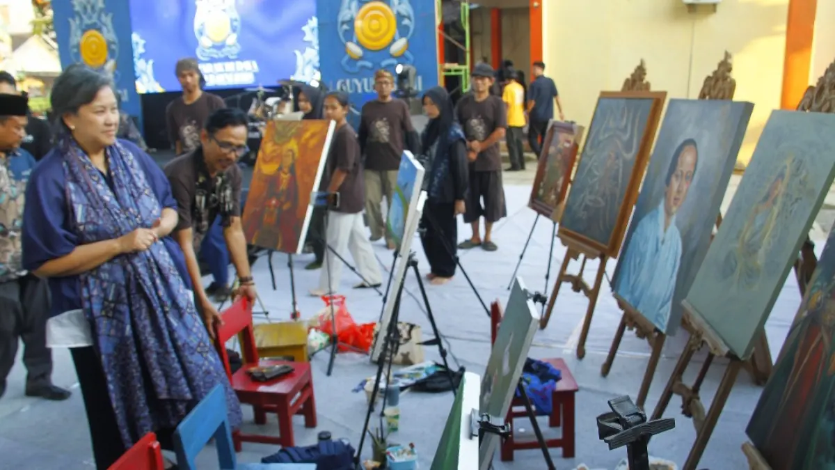 ANTUSIAS: Wakil Ketua MPR RI Lestari Moerdijat meninjau live painting, kentrung, dan menerima lukisan dari para seniman, pada Minggu (2/8). (FIKRI THOHARUDIN/RADAR KUDUS)