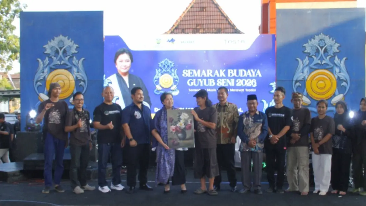 APRESIASI: Seniman Jepara mendapatkan kehormatan menyerahkan lukisan kepada Wakil Ketua MPR RI Lestari Moerdijat, pada Minggu (2/8). (FIKRI THOHARUDIN/RADAR KUDUS)