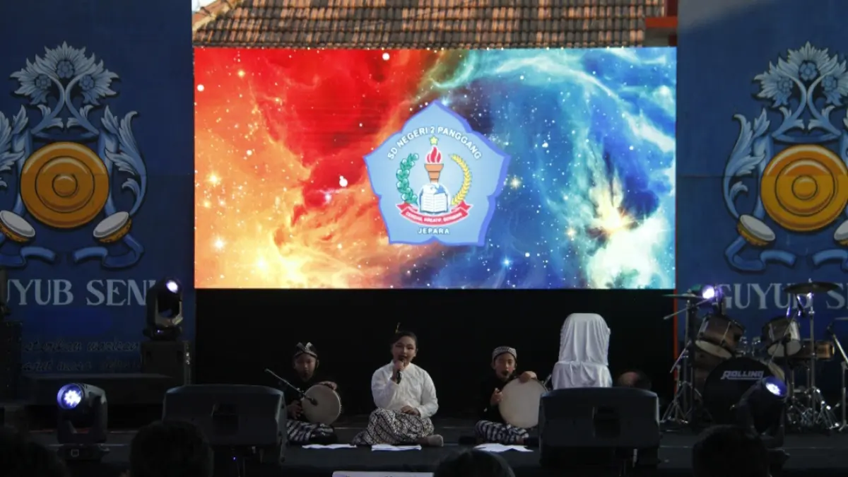 KHIDMAT: Pembawaan kentrung oleh anak-anak yang duduk di bangku sekolah. (FIKRI THOHARUDIN/RADAR KUDUS)