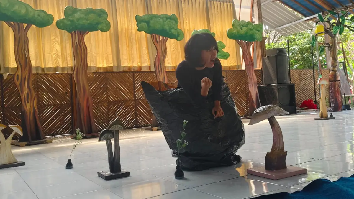 MENGHIBUR – Salah satu peserta Monolog dari SMA N 1 Purwodadi menjiwai peran ditampilkan dalam Parade Monolog di Pendopo Kendi Cinta Purwodadi, Minggu (2/8)