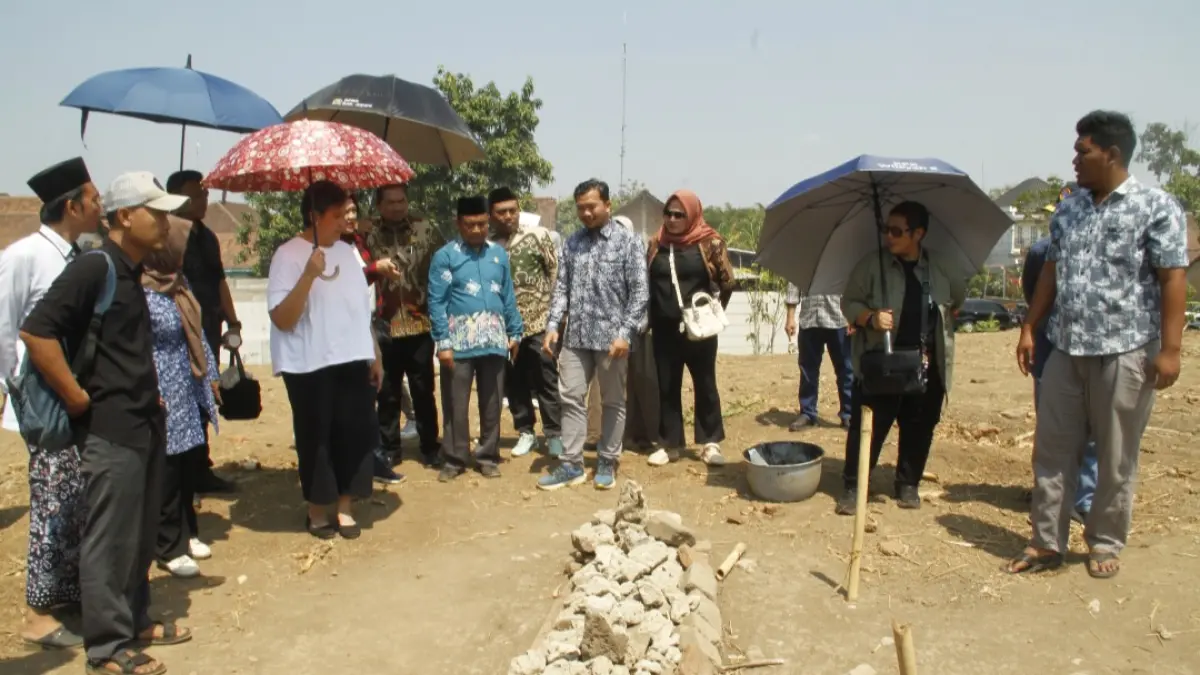 MISTERI: Wakil Ketua MPR RI Lestari Moerdijat didampingi para peneliti meninjau lokasi situs Langgar Bubrah yang juga terdapat makam kuno. (FIKRI THOHARUDIN/RADAR KUDUS) 