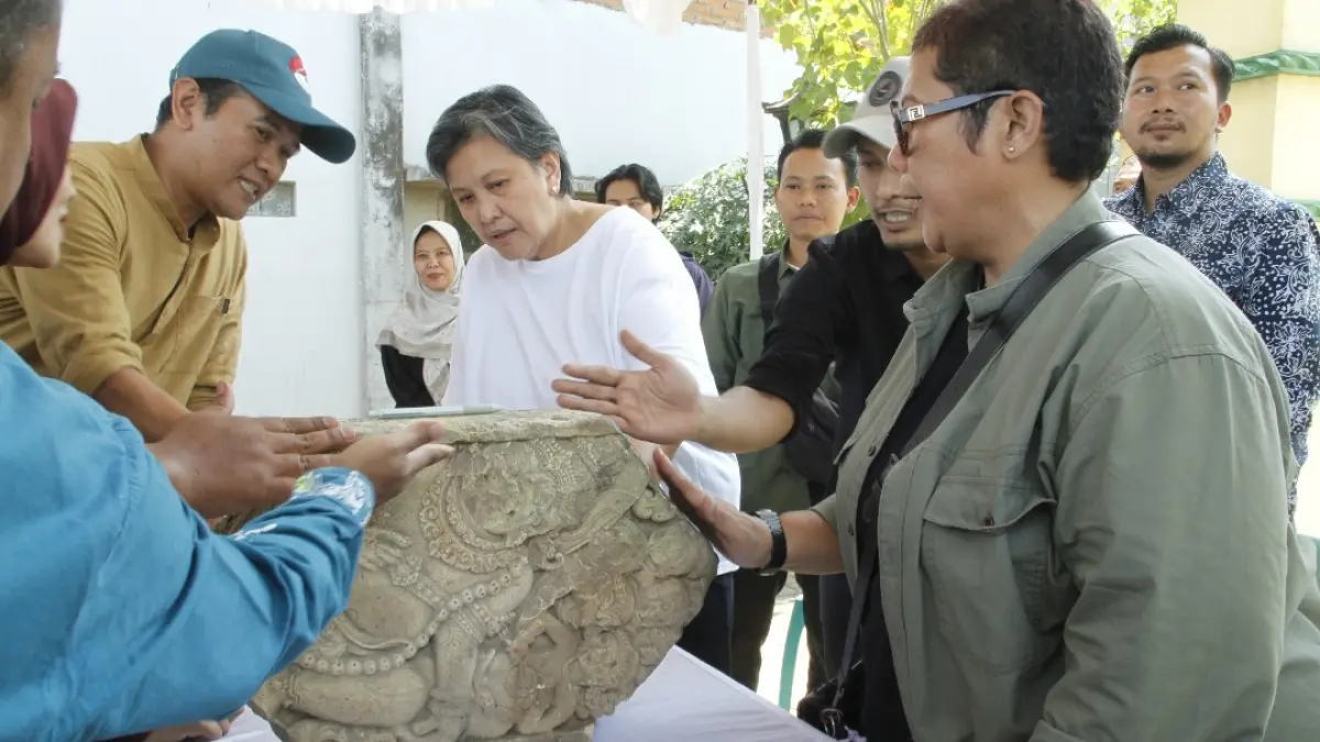 PEDULI: Wakil Ketua MPR RI Lestari Moerdijat didampingi Kepala BPK Jawa Tengah Riris Purbasari dan Peneliti BRIN Retno Handini meninjau temuan relief dua sisi di Desa Kriyan Kecamatan Kalinyamatan, pada Minggu (2/8). (FIKRI THOHARUDIN/RADAR KUDUS)&nbsp;