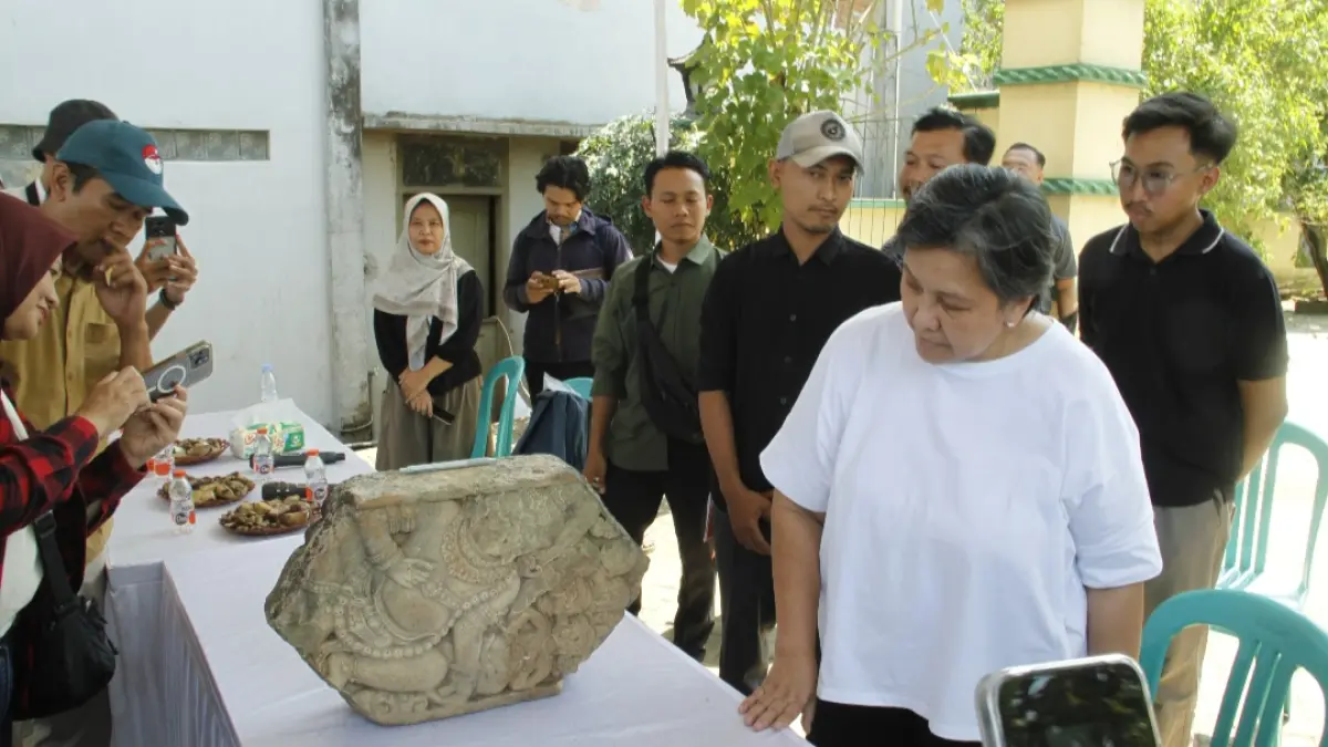 SARAT NILAI: Tampak depan relief atau ornamen dua sisi, bermotif Kalabhairawa dan Sulur-suluran yang ditemukan dari Desa Kriyan, Kecamatan Kalinyamatan. (FIKRI THOHARUDIN/RADAR KUDUS)