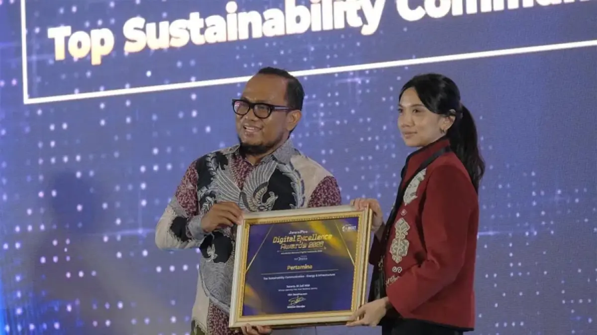 CEO JawaPos.com Dhimas Ginanjar menyerahkan penghargaan Top Sustainability Communication by Energy & Infrastructure dalam ajang Jawa Pos Digital Excellence Award 2026. kepada Sr. Officer Media Communication PT Pertamina (Persero), Intania Prionggo di Hotel Bidakara, Jakarta Selatan, Kamis (30/7). (Istimewa)