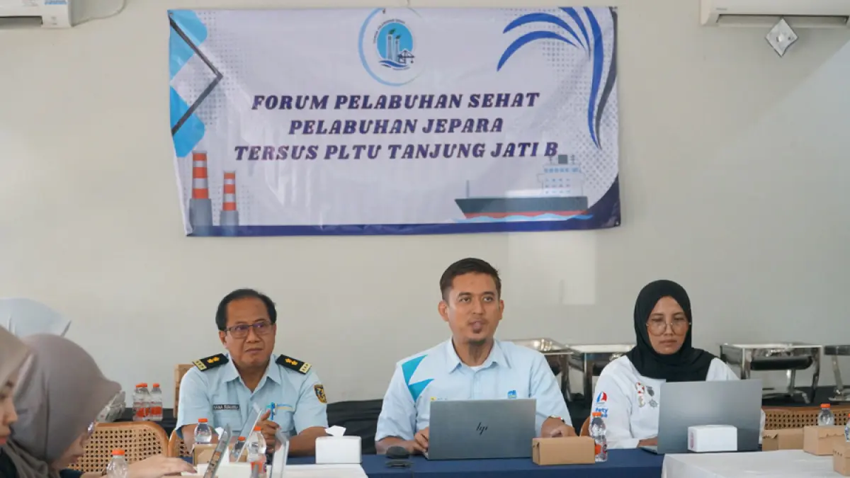 Dari kiri kanan : Kepala Wilayah Kerja Balai Karantina Kesehatan Jepara, Nana Sumarna, S.KM., M.PH., Manager Sub Bidang Jetty & Coal Handling Facility PLN UIK Tanjung Jati B, Nugroho Adi, dan Penilik Kelaiklautan Kapal Kantor Unit Penyelenggara Pelabuhan Kelas II Jepara, Ana Supriati, mengikuti sesi diskusi dalam kegiatan Verifikasi Pelabuhan Sehat Tersus PLTU Tanjung Jati B di De Anglo, Kelurahan Demaan, Kecamatan Jepara, Kabupaten Jepara, Selasa (29/7).