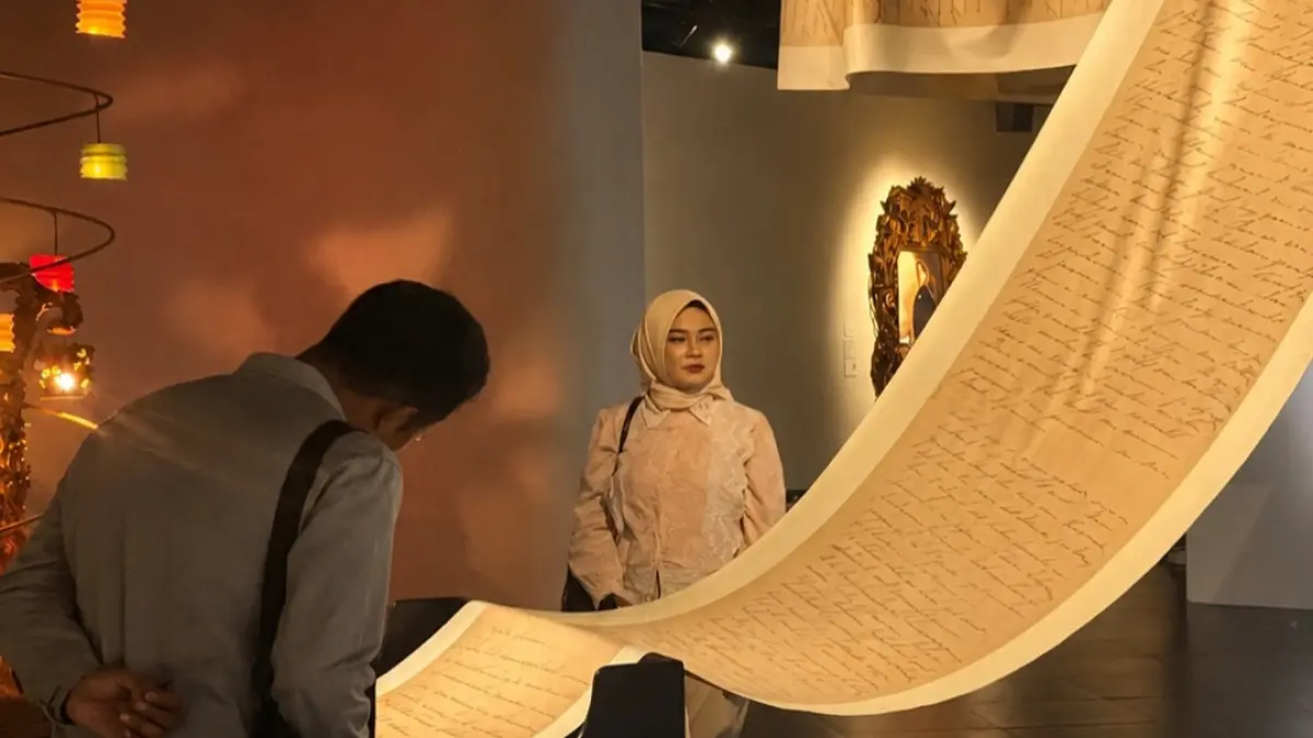 ANTUSIAS: Para pengunjung tengah menyaksikan berbagai koleksi dalam Pameran Tatah 2026 di Museum Nasional Indonesia.