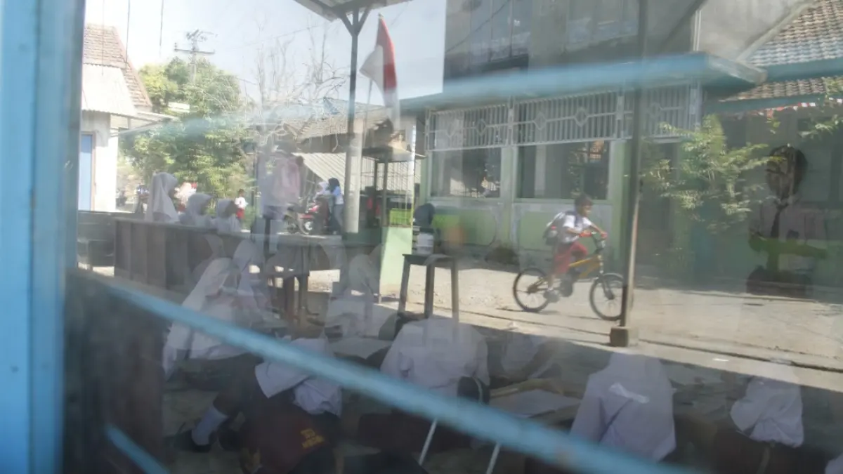 BERSEMANGAT: Para siswa SDN 1 Tedunan tak kenal lelah jalani proses pembelajaran meski menempati ruang tamu warga. (FIKRI THOHARUDIN/RADAR KUDUS)