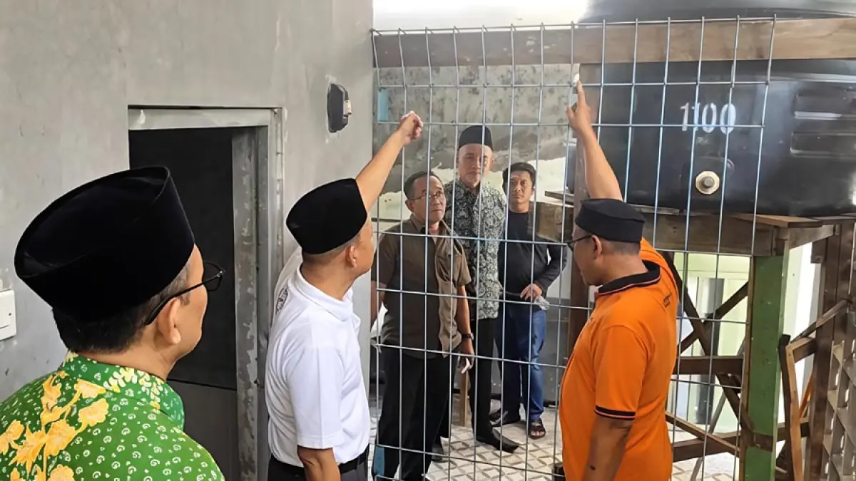 DICEK: Kemenag Pati bersama pihak sekolah memeriksa tempat kejadian dugaan bullying di salah satu MTs di Pati kemarin. (KEMENAG PATI UNTUK RADAR KUDUS)