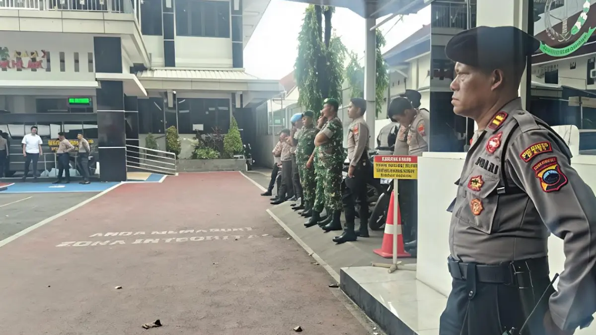 DIJAGA: TNI-Polri menjaga Kejaksaan Negeri Pati kemarin.
Penahanan Ashari Segera Dilimpahkan Kejaksaan. (ANDRE FAIDHIL FALAH/RADAR KUDUS)