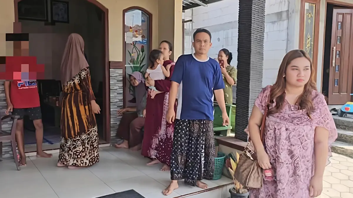 DIJENGUK: Pendamping korban dugaan bullying mendatangi kediaman korban di Kecamatan Margorejo
pada Senin (3/8). (ANDRE FAIDHIL FALAH/RADAR KUDUS)