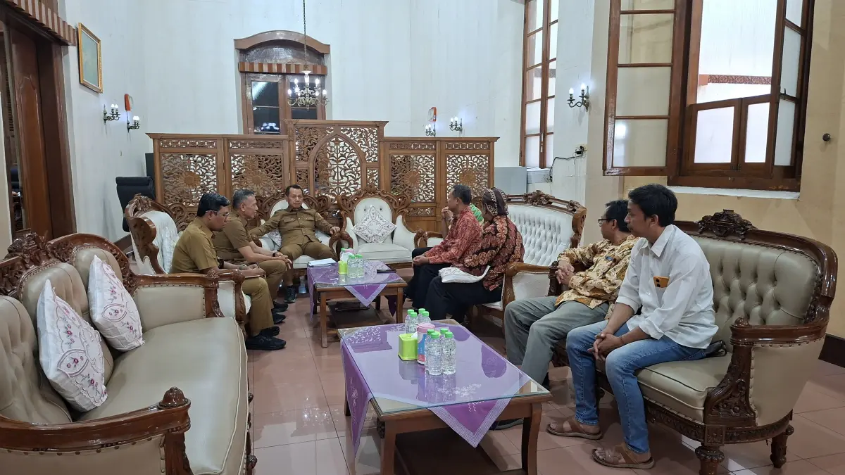 DISKUSI: Bupati Kudus Sam’ani Intakoris menemui para aktivis kebudayaan yang melakukan audiensi terkait penyelenggaraan Gebyar Budaya Nusantara di Pendapa Kabupaten Kudus, Senin (3/8). (ANDIKA TRISNA SAPUTRA/RADAR KUDUS)