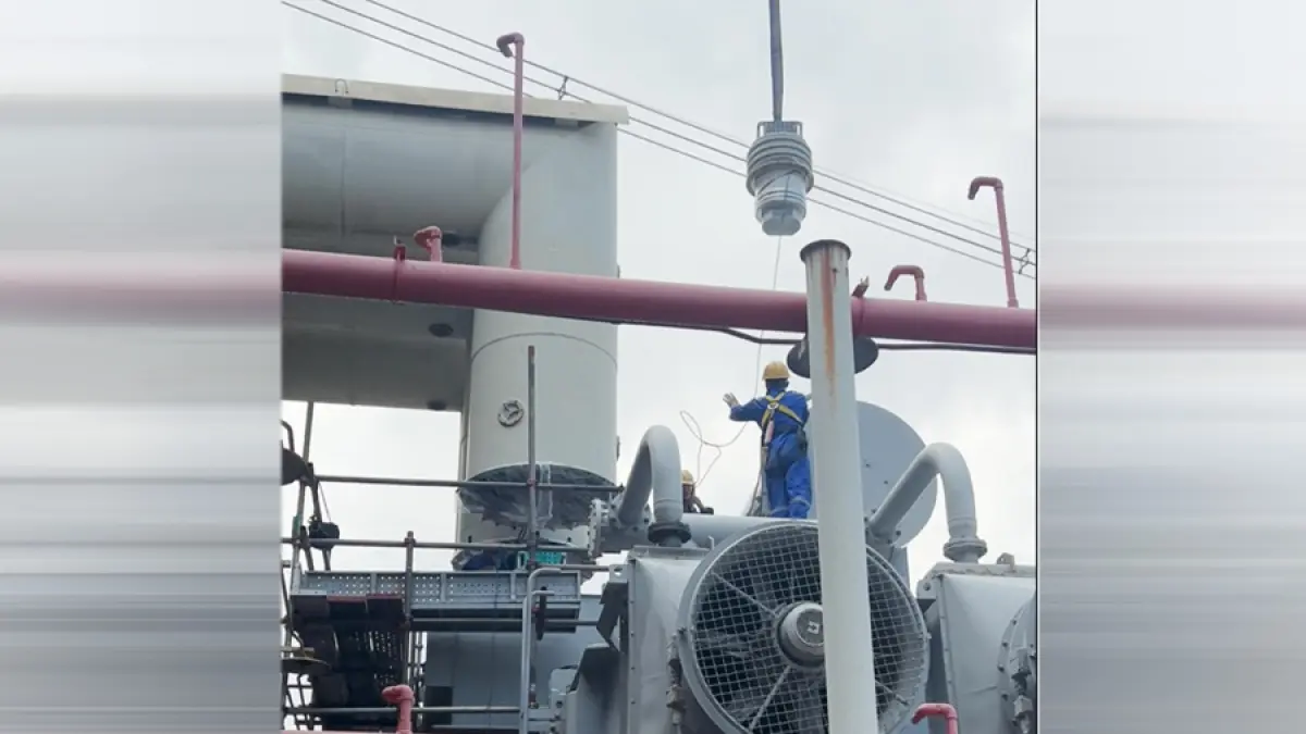 Foto ilustrasi: Petugas memandu proses pengangkatan low voltage bushing dalam pekerjaan penggantian komponen transformator Unit 1 PLTU Tanjung Jati B. 