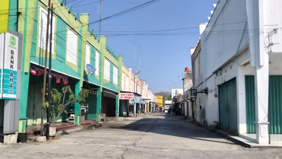 JADI SOROTAN: Pengguna jalan melintasi Ruko Plaza Puri kemarin. (ANDRE FAIDHIL FALAH/RADAR KUDUS)