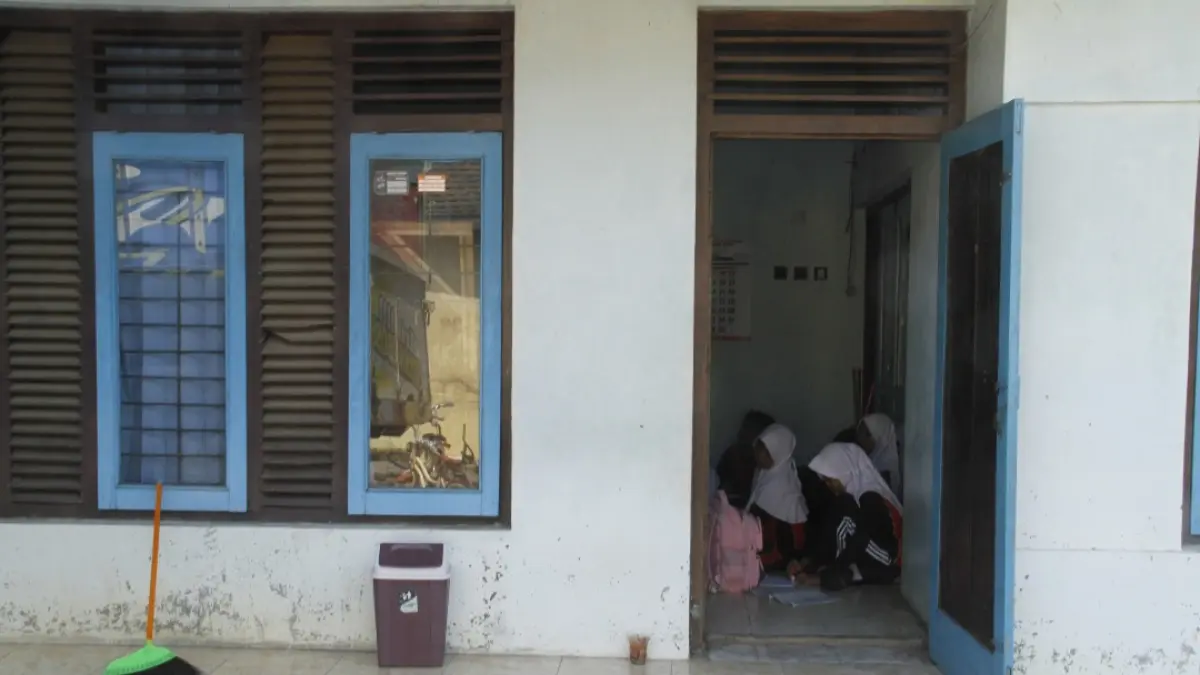 LESEHAN: Para siswa di SDN 1 Tedunan belajar di rumah warga pada Senin (3/8), imbas Atap ambrol pada 12 Juli lalu. (FIKRI THOHARUDIN/RADAR KUDUS)