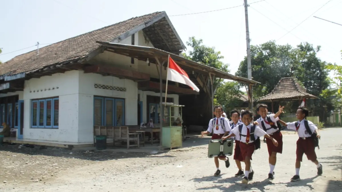 MANDIRI: Para siswa harus membawa meja belajar sendiri dari rumah, agar dapat mengikuti pembelajaran di rumah warga.&nbsp;(FIKRI THOHARUDIN/RADAR KUDUS)