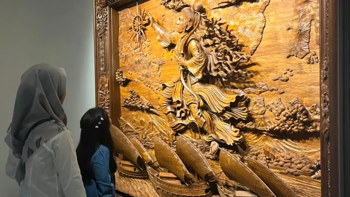 MENDETAIL: Pengunjung tengah menyaksikan Pameran Tatah 2026 di Museum Nasional Indonesia. (PANITIA TATAH UNTUK RADAR KUDUS)