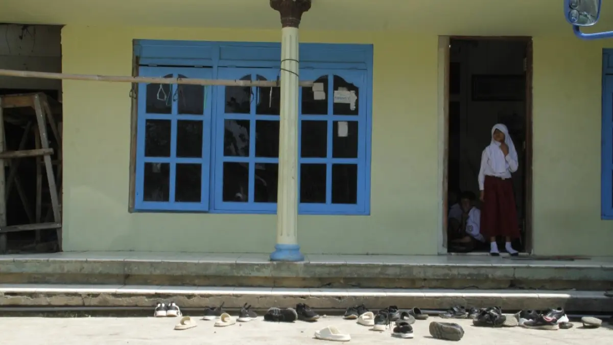 MENUNGGU REHAB: Kegiatan belajar mengajar sementara dipindahkan ke rumah warga, sembari menunggu anggaran rehabilitasi turun. (FIKRI THOHARUDIN/RADAR KUDUS)