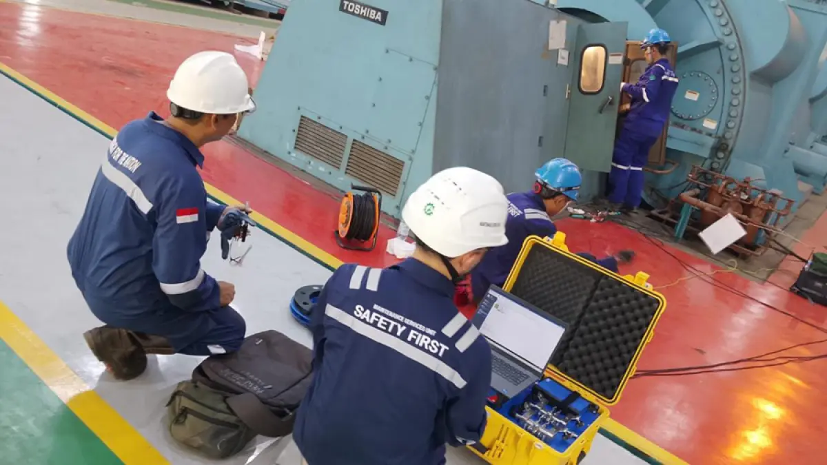Pelaksanaan generator diagnostic test pada Unit 2 PLTU Tanjung Jati B menggunakan perangkat pengujian dan analisis berbasis komputer.