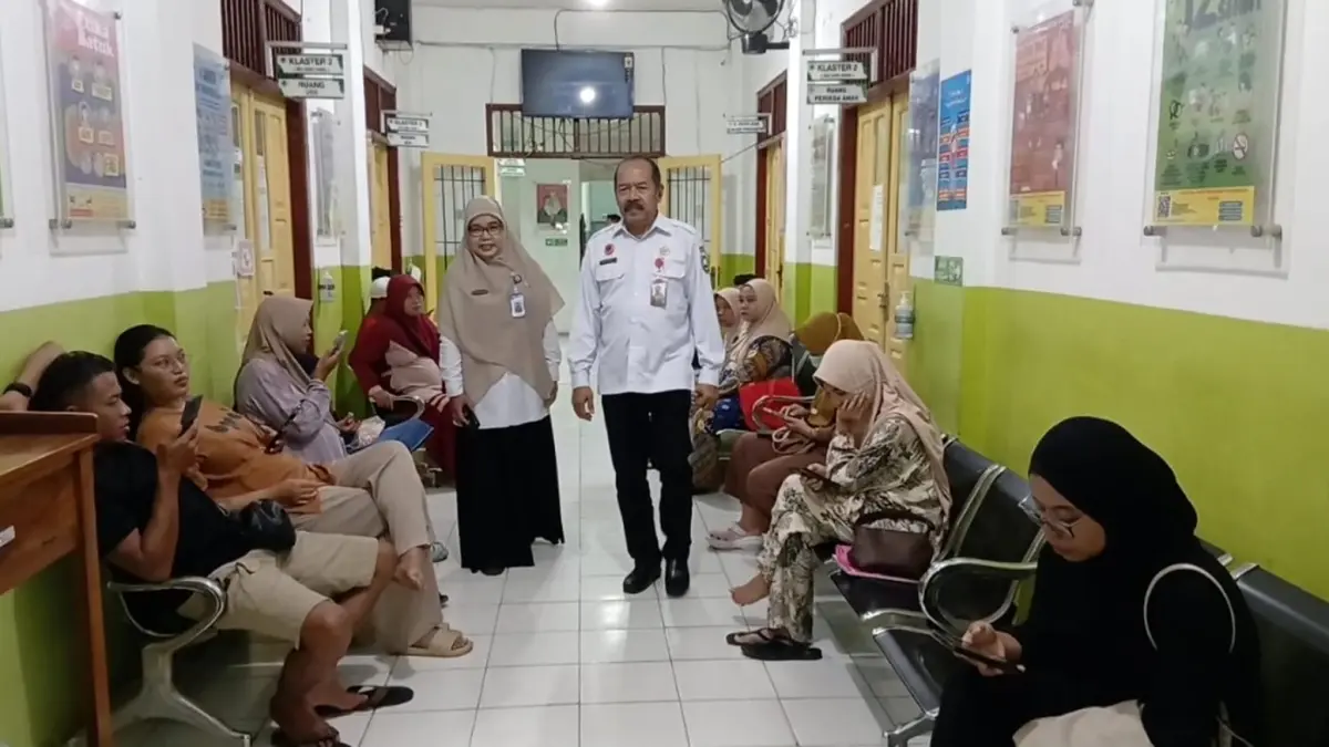 PEMANTAUAN: Kepala Dinas Kesehatan Blora Edy Widayat melihat secara langsung di Puskesmas Blora terkait pelayanan pada masyarakat. 