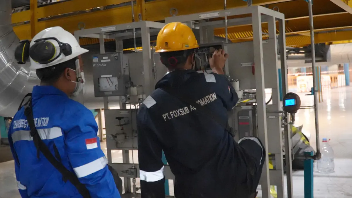 Pemeriksaan instrumen dan sistem kontrol turbin Unit 2 PLTU Tanjung Jati B. Pengecekan dilakukan untuk memastikan akurasi pembacaan parameter dan respons peralatan dalam mendukung pengoperasian pembangkit yang aman, stabil, dan andal